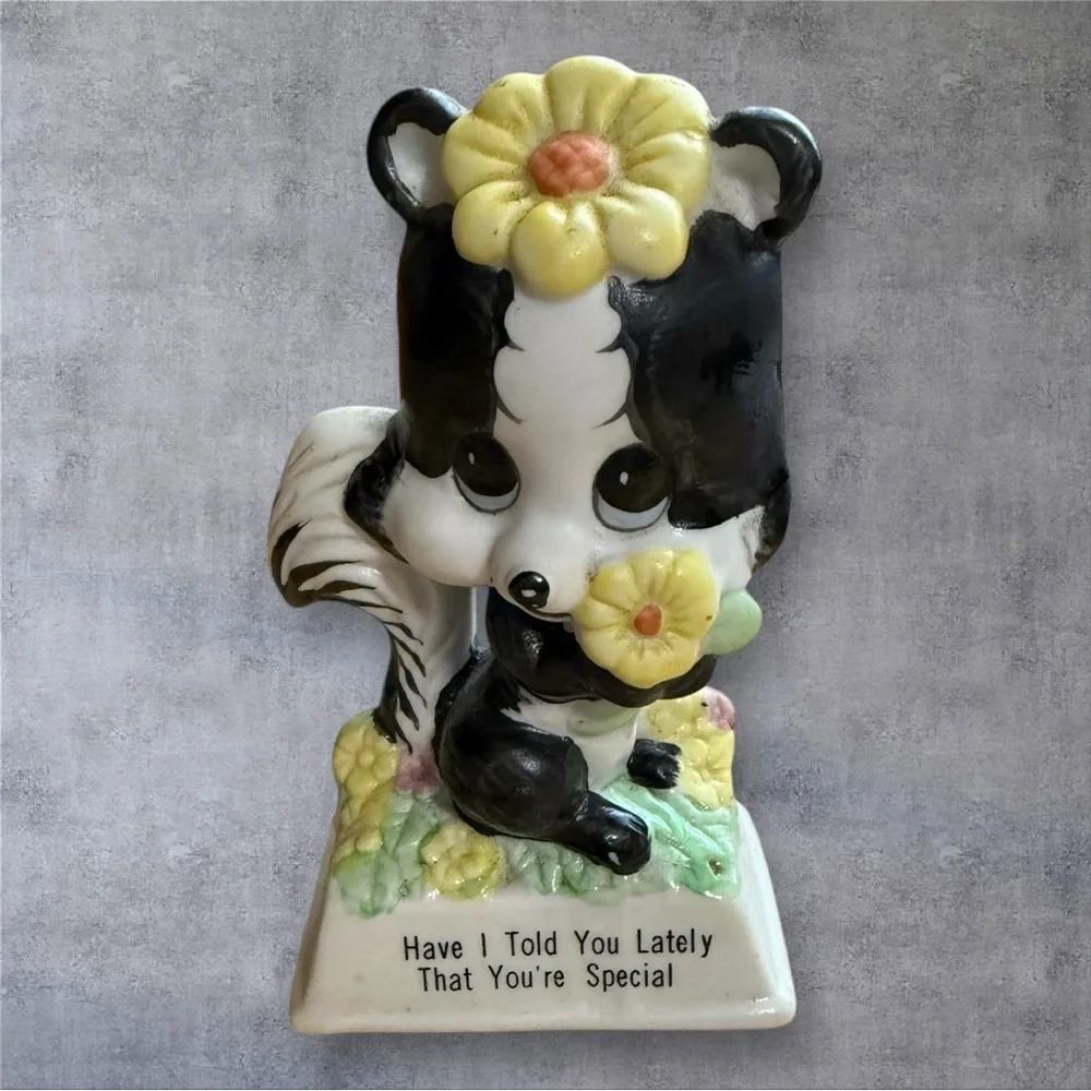 Vintage 1979 Russ Berrie & Co. Ceramic Skunk Figurine (model #818)